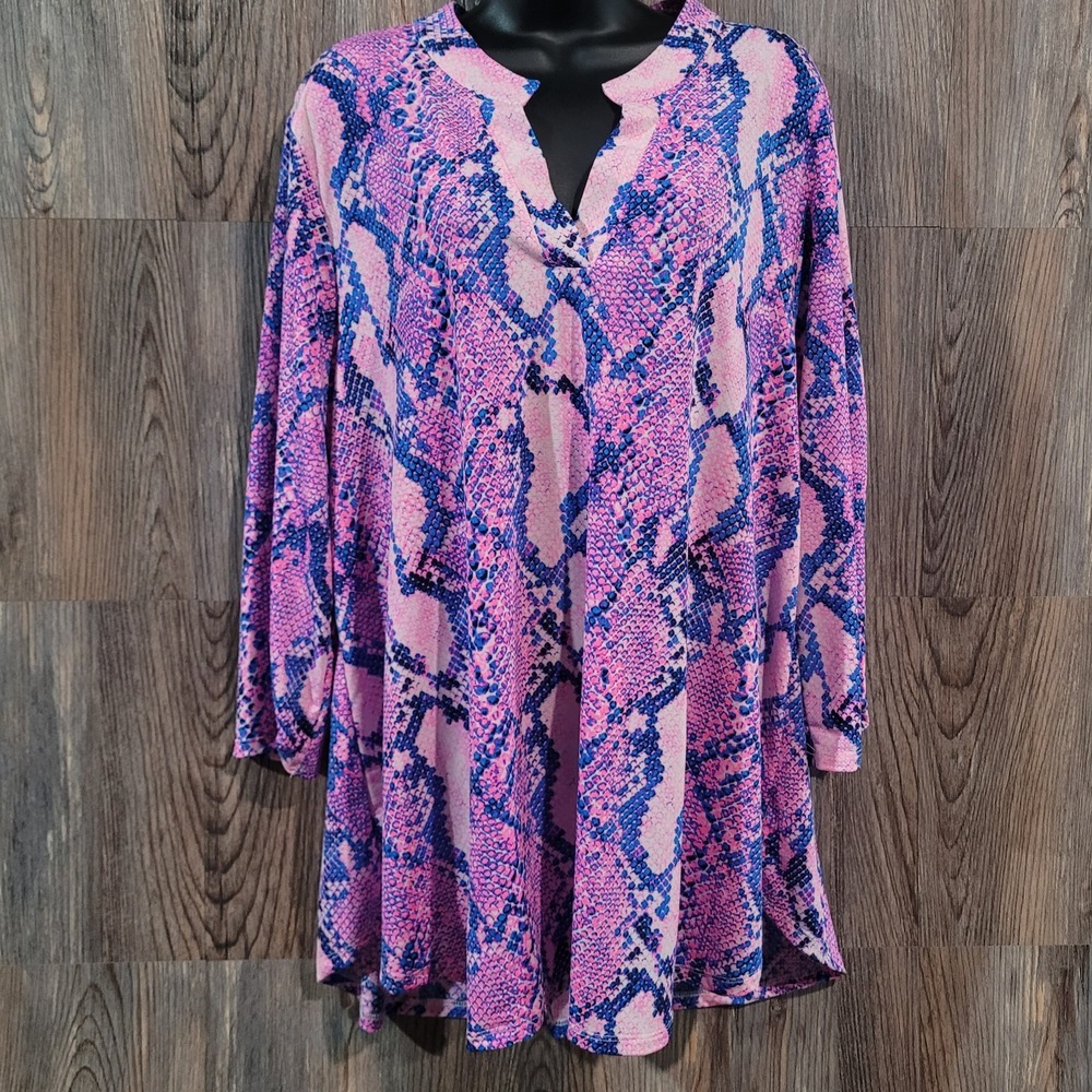 Dear Scarlett Colorful Lightweight Tunic 2X Pink/Blue Reptile Print Roll Tab Slv